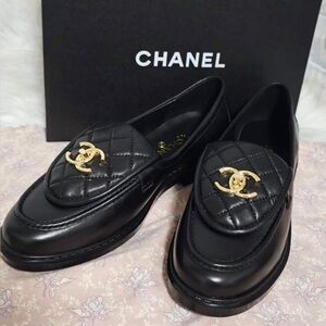 Women’s Chanel loafers 👞